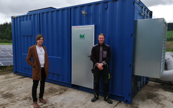 2. Andy Gradel und Andreas Molle (BtX energy GmbH) am Versuchscontainer zur Restholzvergasung in Hof