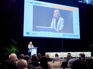 EU-Energie-Kommissarin Kadri Simson auf den "4. PCI-Tagen" am 28. November. Hier kündigte sie den PCI-Status für 166 Projekte zur Umsetzung des europäischen Green Deal an (© European Commission/Audiovisual Services)