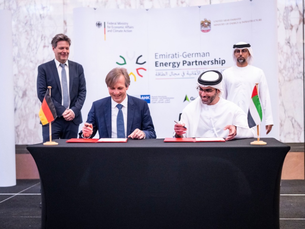 Fraunhofer und Regierung der Vereinigten Arabischen Emirate bei der Unterzeichnung eines Memorandum of Understanding zur Wasserstoffkooperation.